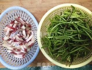 Stir-fried Bacon with Artemisia recipe