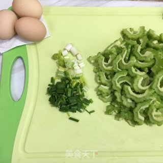 Stir-fried Bitter Gourd with Chives and Eggs recipe