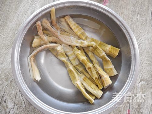 Mushroom Oil Mixed with Bamboo Shoots and Dried Edamame recipe