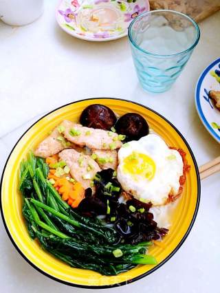 Rice Noodles with Spinach, Mushroom and Chicken Soup recipe