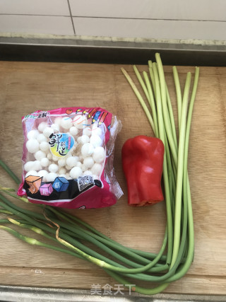 Stir-fried Garlic Sprouts with White Jade Mushroom recipe