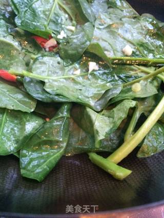 Stir-fried Fungus with Red Pepper recipe