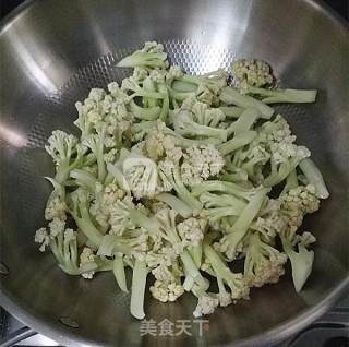 Stir-fried Cauliflower with Tiger Skin Egg and Pork Slices recipe