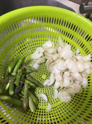 Fried Fungus with Fresh Lily recipe