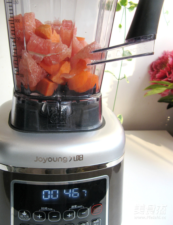 Red Grapefruit and Carrot Juice recipe