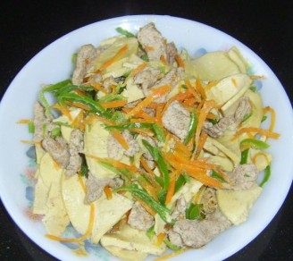 Stir-fried Pork Tenderloin with Green Pepper Vegetarian Chicken recipe