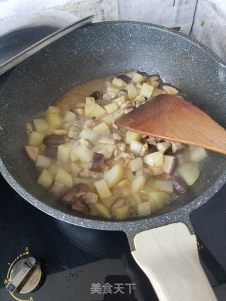 Clam Meat Stewed with Mushrooms and Potatoes recipe