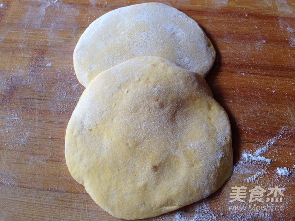 Little Yellow Man Lotus Paste Bun recipe