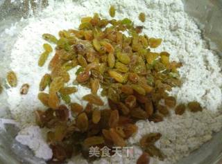 Baked Bun with Black Sesame and Raisins recipe