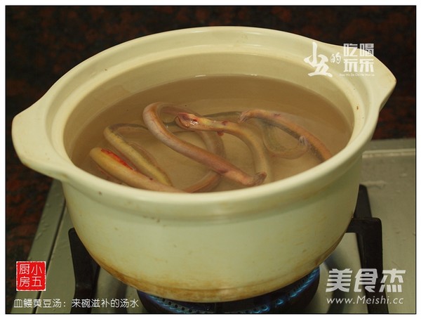 Blood Eel and Soybean Soup: A Bowl of Nourishing Soup recipe