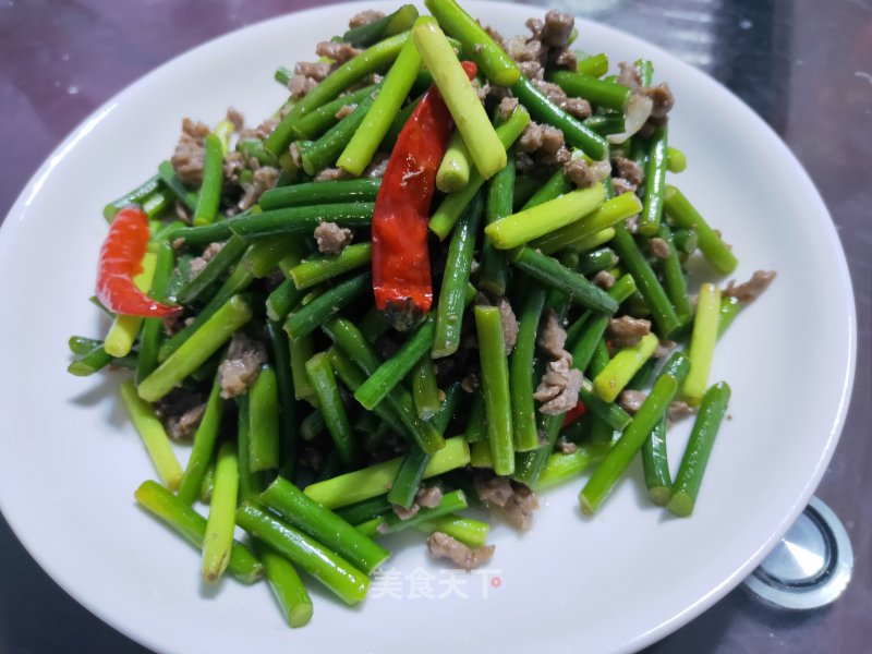 Stir-fried Garlic Sprouts with Minced Beef recipe