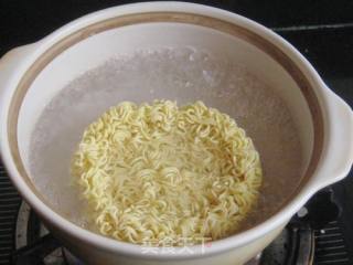 Lettuce and Egg Boiled Instant Noodles recipe