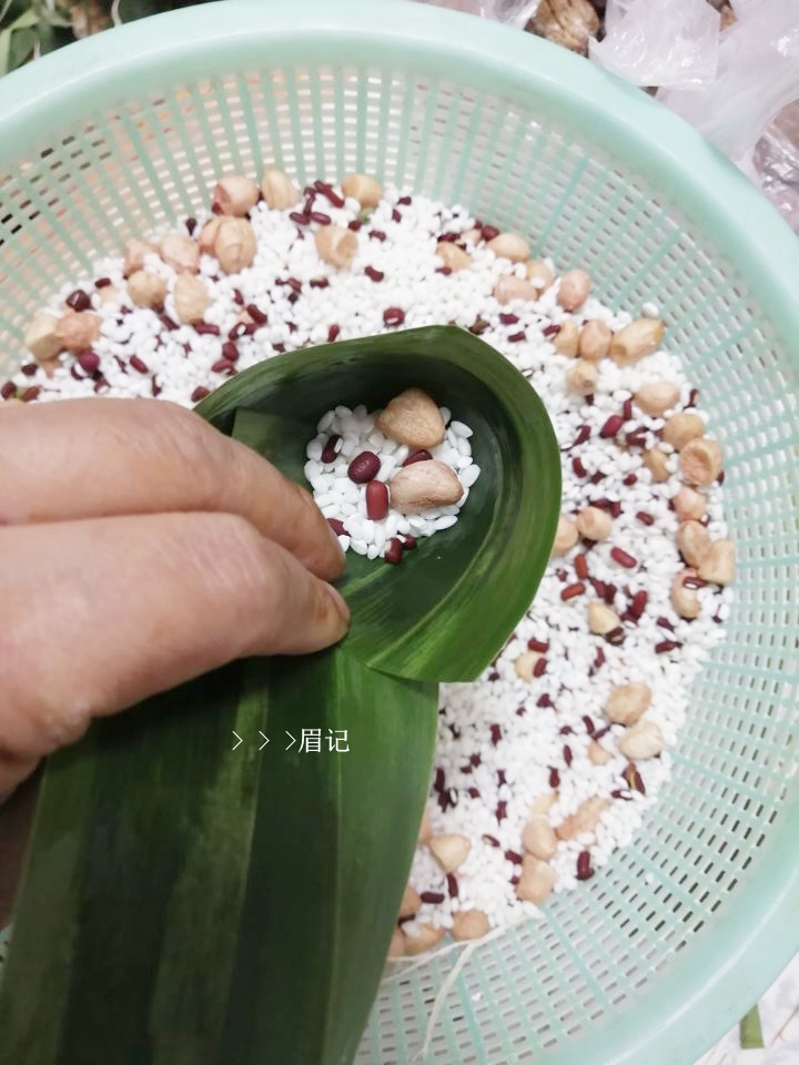 The Wrapping Method of Triangular Rice Dumplings recipe