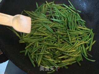 Stir-fried Artemisia recipe