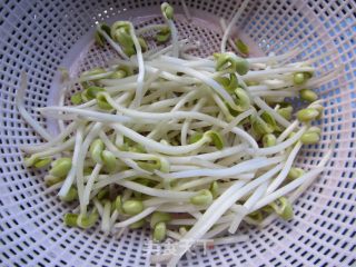 Bean Sprouts and Crucian Carp Soup recipe