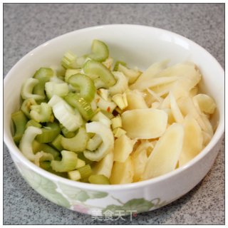 Fresh Vegetables Can Also be Very Appetizing-----soaked Ginger and Lotus Root Slices recipe