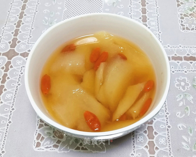 Stewed Sydney Pear with Rock Sugar and Wolfberry recipe