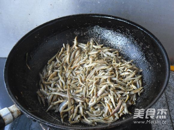 Stir-fried Small Dried Fish with Garlic recipe