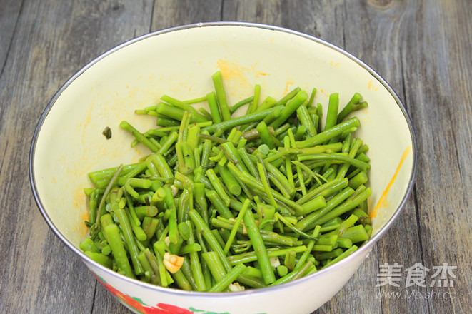 Wild Herbs in The Fragrant Season-the Cold Thorn Stick for Health and Health Care recipe