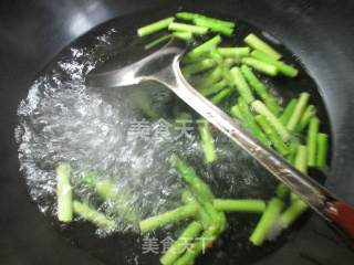 Stir-fried Goose Gizzards with Shredded Mustard and Asparagus recipe