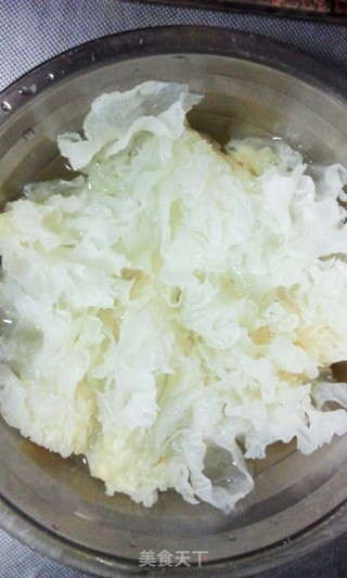 【white Fungus Lily Snow Pear Soup】beautify The Skin and Clear The Lungs recipe