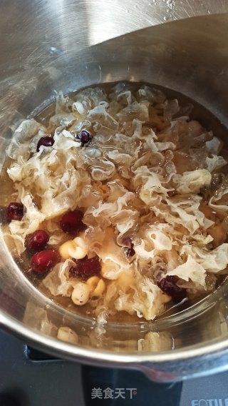 White Fungus, Red Date and Lotus Seed Soup recipe