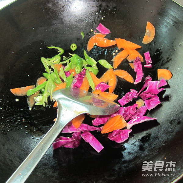 Stir-fried Carrot Slices with Purple Cabbage recipe