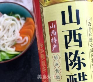 "lazy Meal" Sour and Spicy Noodle Soup with Seasonal Vegetables and Pork recipe