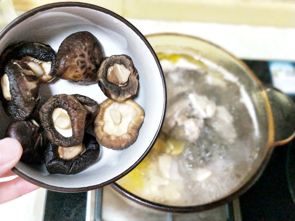 Stewed Chicken Soup with Mushroom recipe