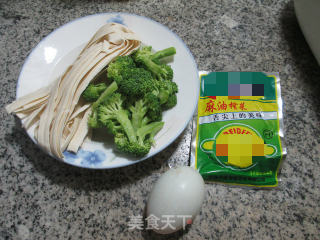 Sliced Mustard Noodles with Duck Egg and Broccoli recipe