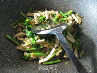 Stir-fried Small Vegetarian Chicken with Mustard and Celery recipe