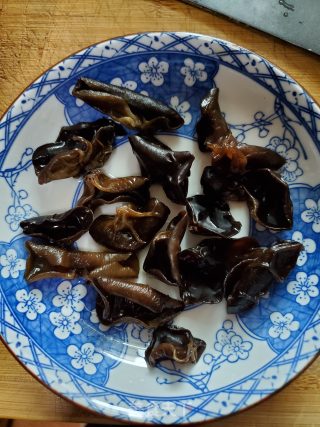 Steamed Pigeon with Black Fungus and Cordyceps Flower recipe