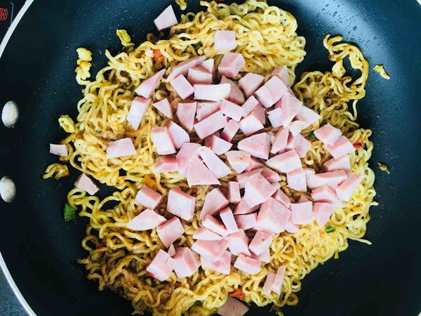 Simple and Novel Instant Noodle Pizza recipe