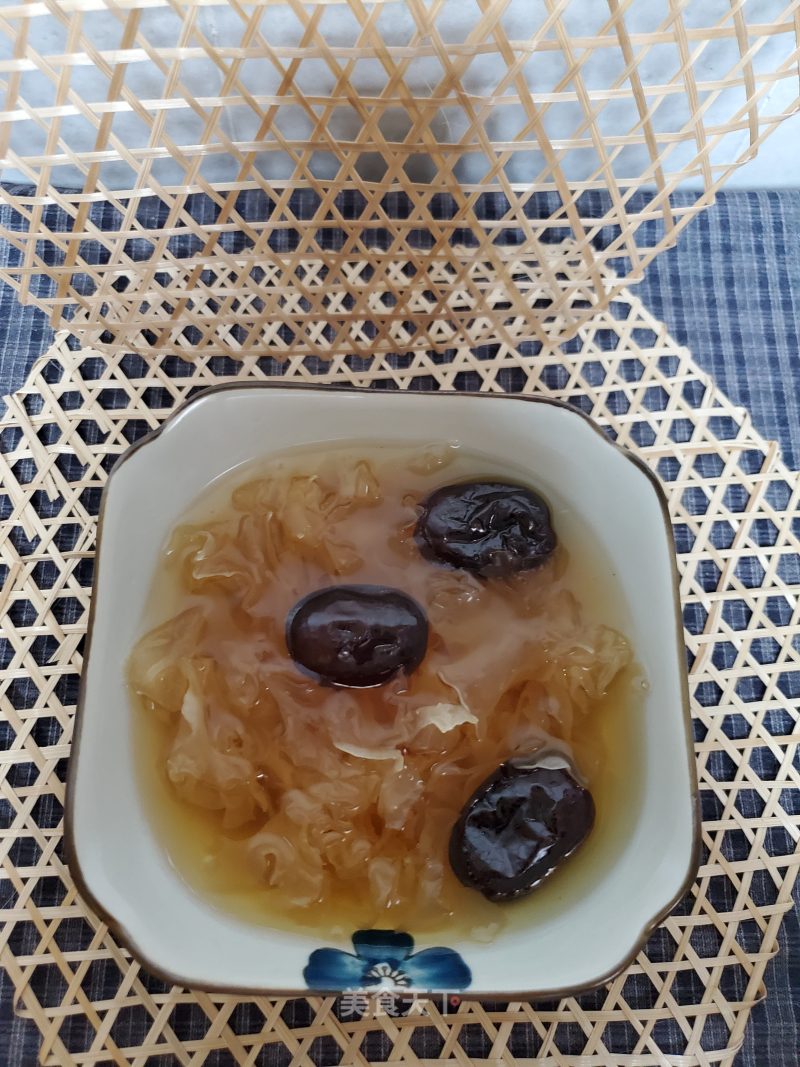 Snow Lotus Seed, White Fungus and Red Date Soup recipe