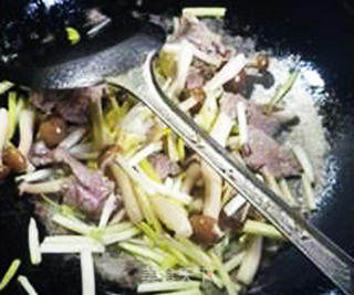 Stir-fried Crab Mushroom with Lean Meat and Leek Sprouts recipe