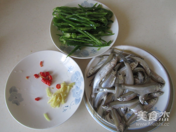 Stir-fried Baby Fish with Green Pepper recipe