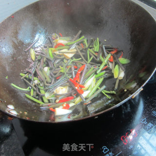 Stir-fried Mountain Fern with Garlic recipe