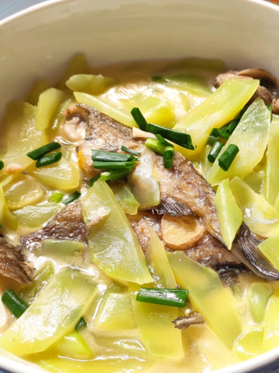 Stewed Yellow Bone Fish with Lettuce Instead of Tofu is Actually Better recipe