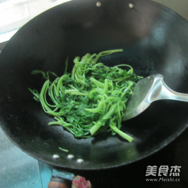 Stir-fried Noodles with Water Spinach recipe