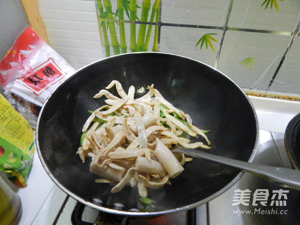 Stir-fried Vegetarian Chicken Wings with Green Peppers recipe