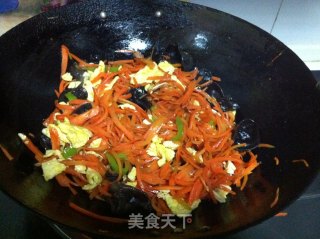 Scrambled Eggs with Carrots and Fungus recipe