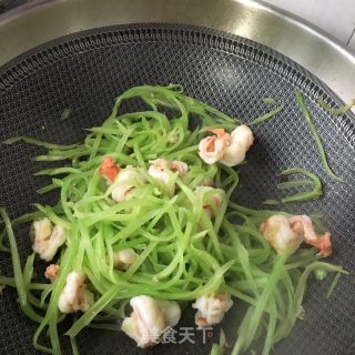 Stir-fried Shredded Lettuce with Fresh Shrimp recipe