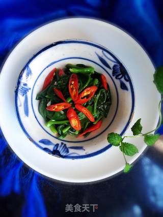 Stir-fried Fungus with Red Pepper recipe