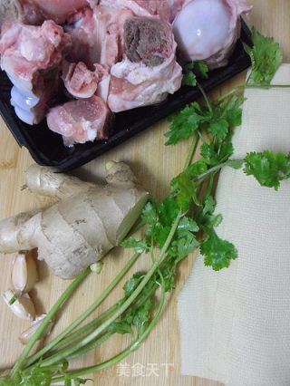 [winter Health Food of Common People's Home] Soup with Bean Skin Tube and Bone recipe
