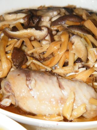 Traditional Cantonese Cuisine-chicken Wings with Mushroom and Golden Needle recipe