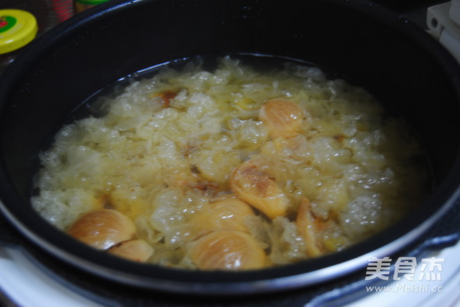 Fig and Peach Gum White Fungus Soup recipe