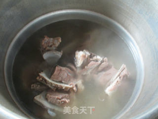 Green Vegetable and Enoki Mushroom Meat and Bone Soup recipe