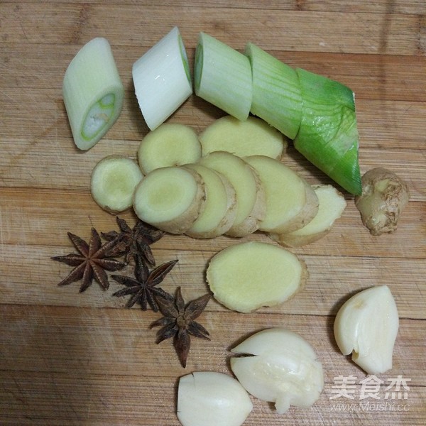 Stewed Pork Knuckles with Peanuts and Lotus Root recipe