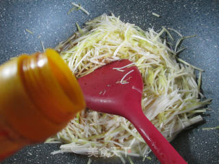 Stir-fried Enoki Mushroom with Leek Sprouts recipe