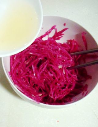 Two Kinds of Raw Materials are Simply Seasoned to Bring A Distinctive Sweet and Sour Taste-----lime-flavored Radish Shreds recipe
